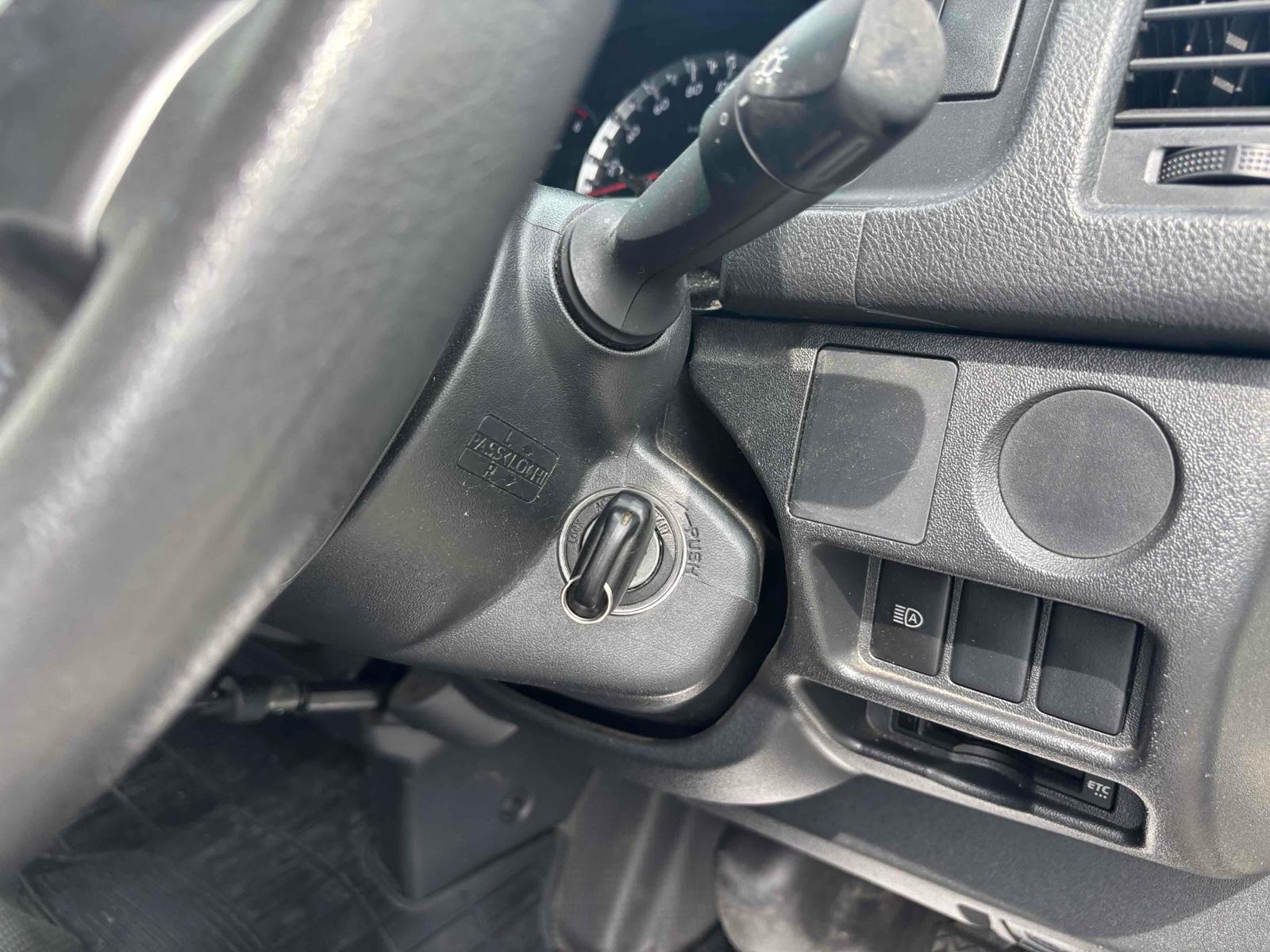 TOYOTA HIACE VAN 5D 4WD LONG DX Image 8