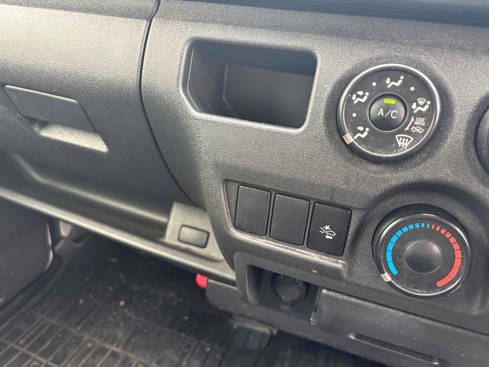 TOYOTA HIACE VAN 5D 4WD LONG DX Image 11