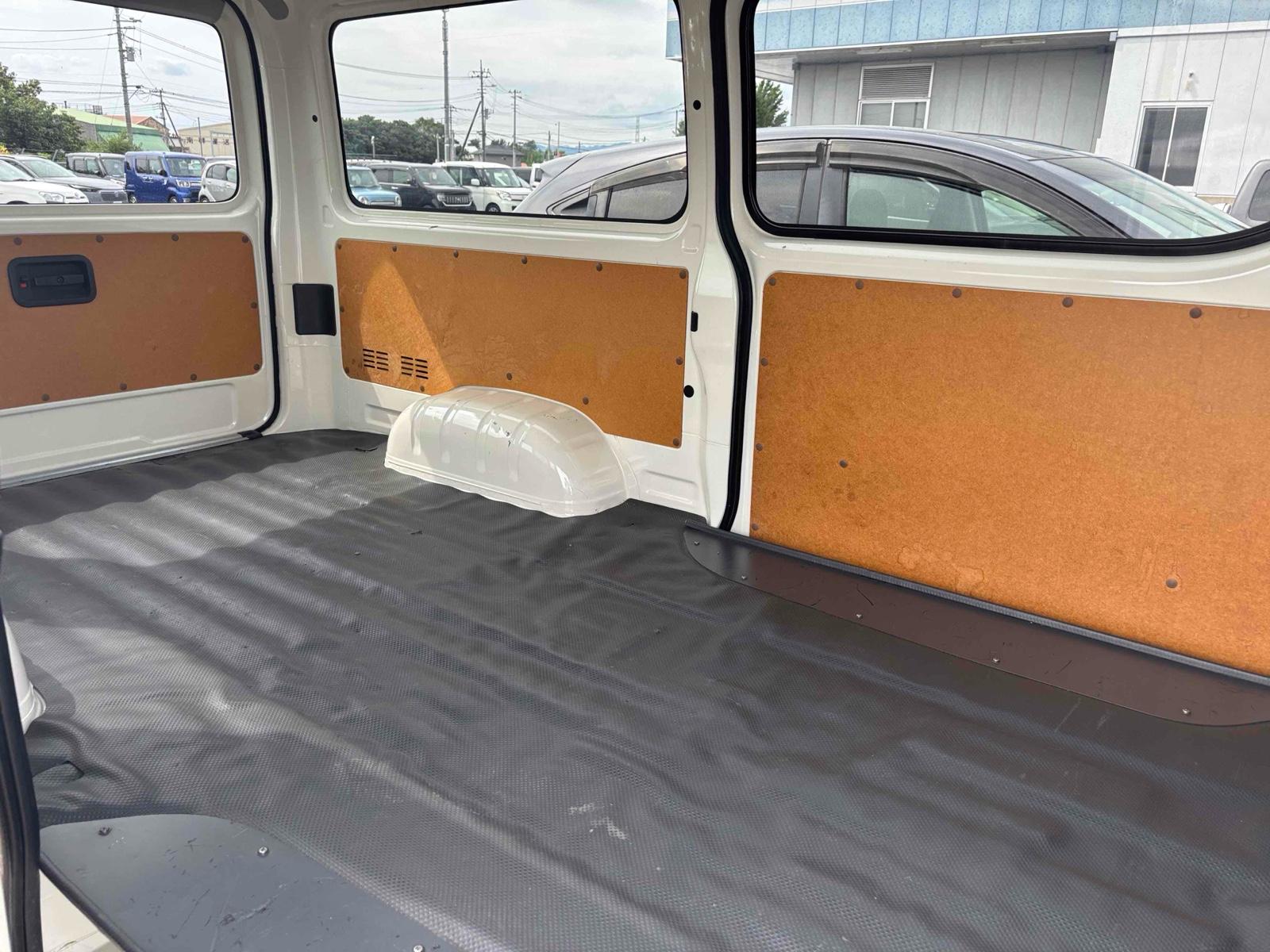 TOYOTA HIACE VAN 5D 4WD LONG DX Image 12