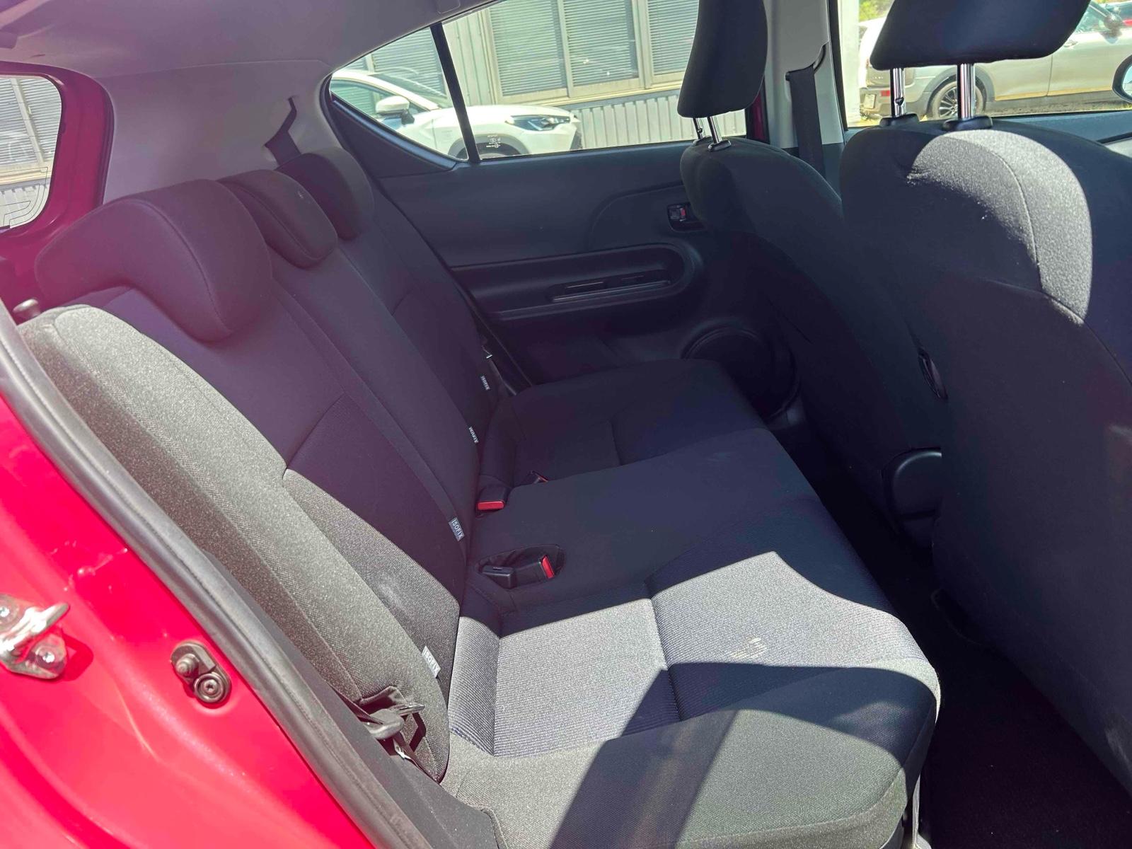 TOYOTA AQUA S Image 11