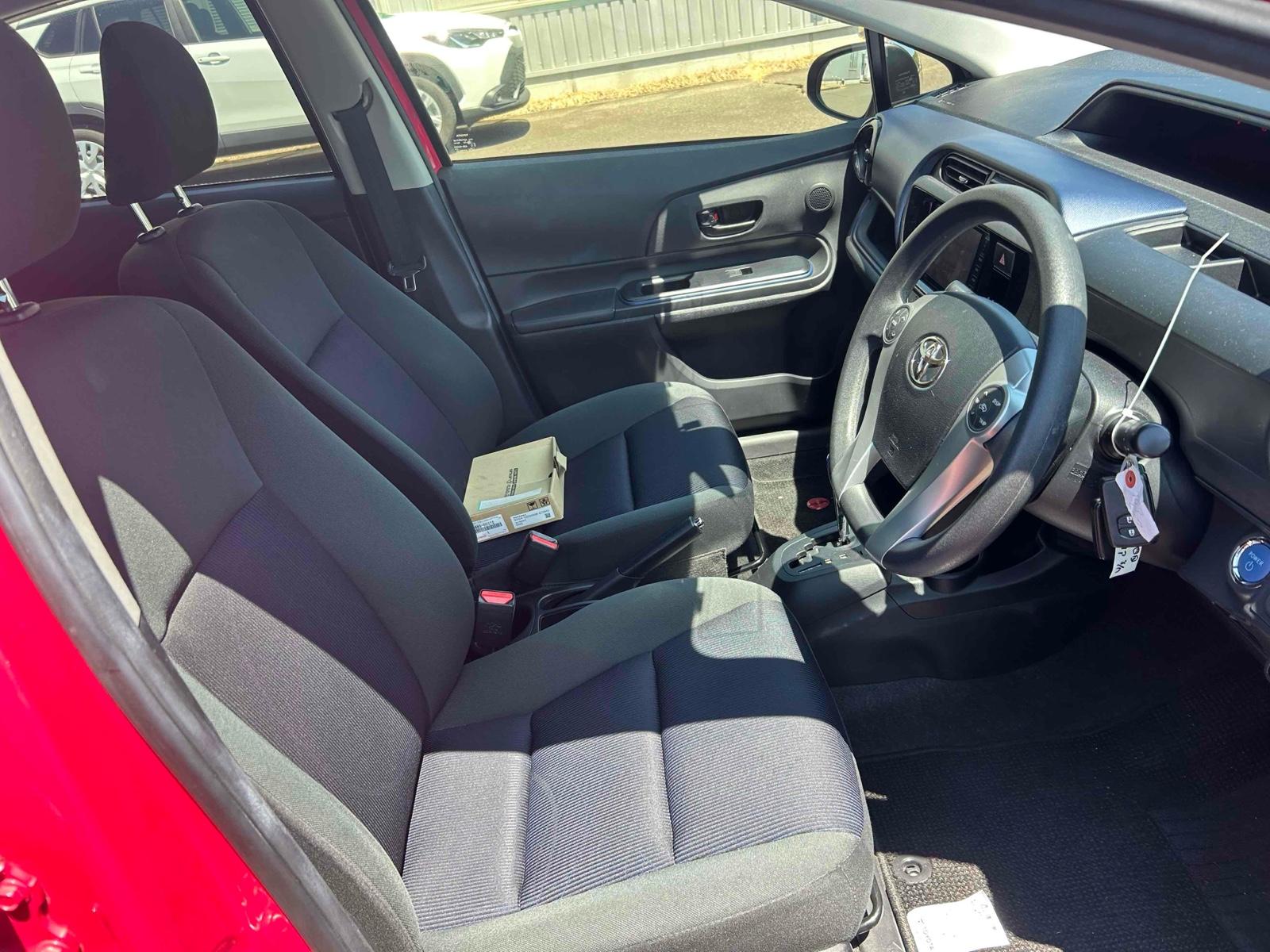 TOYOTA AQUA S Image 10