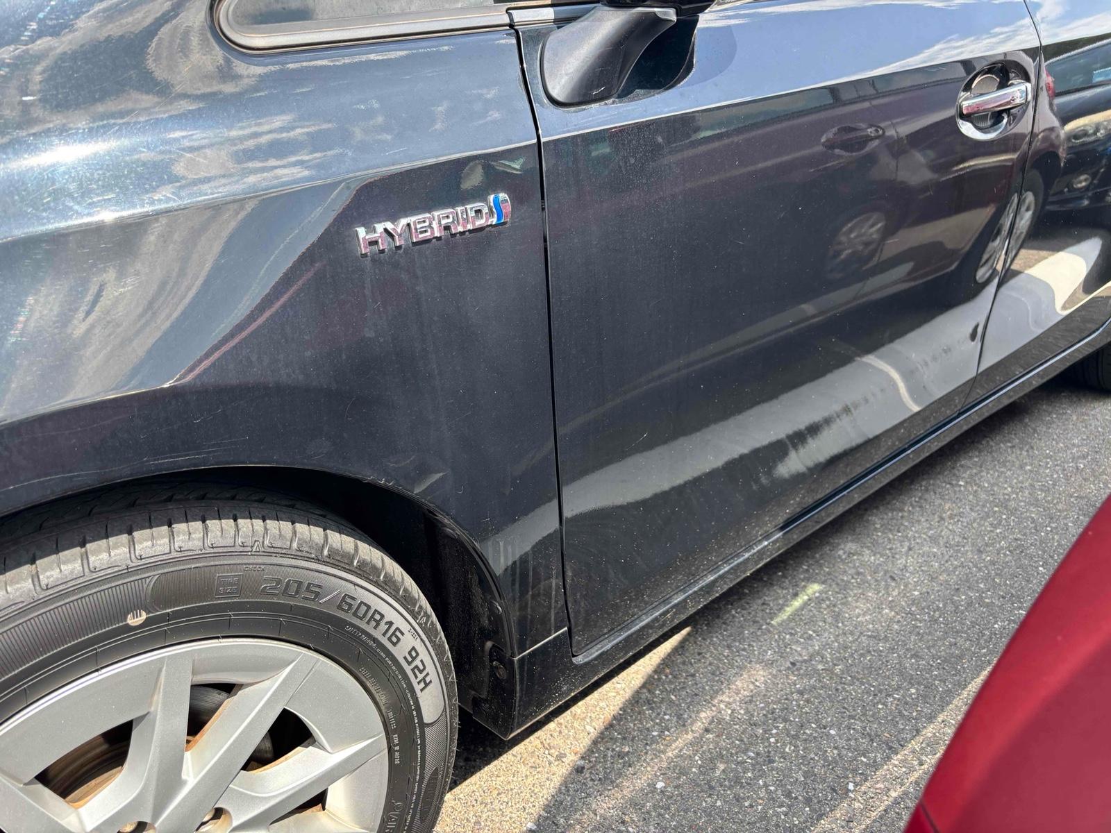 TOYOTA PRIUS ALPHA S Image 18