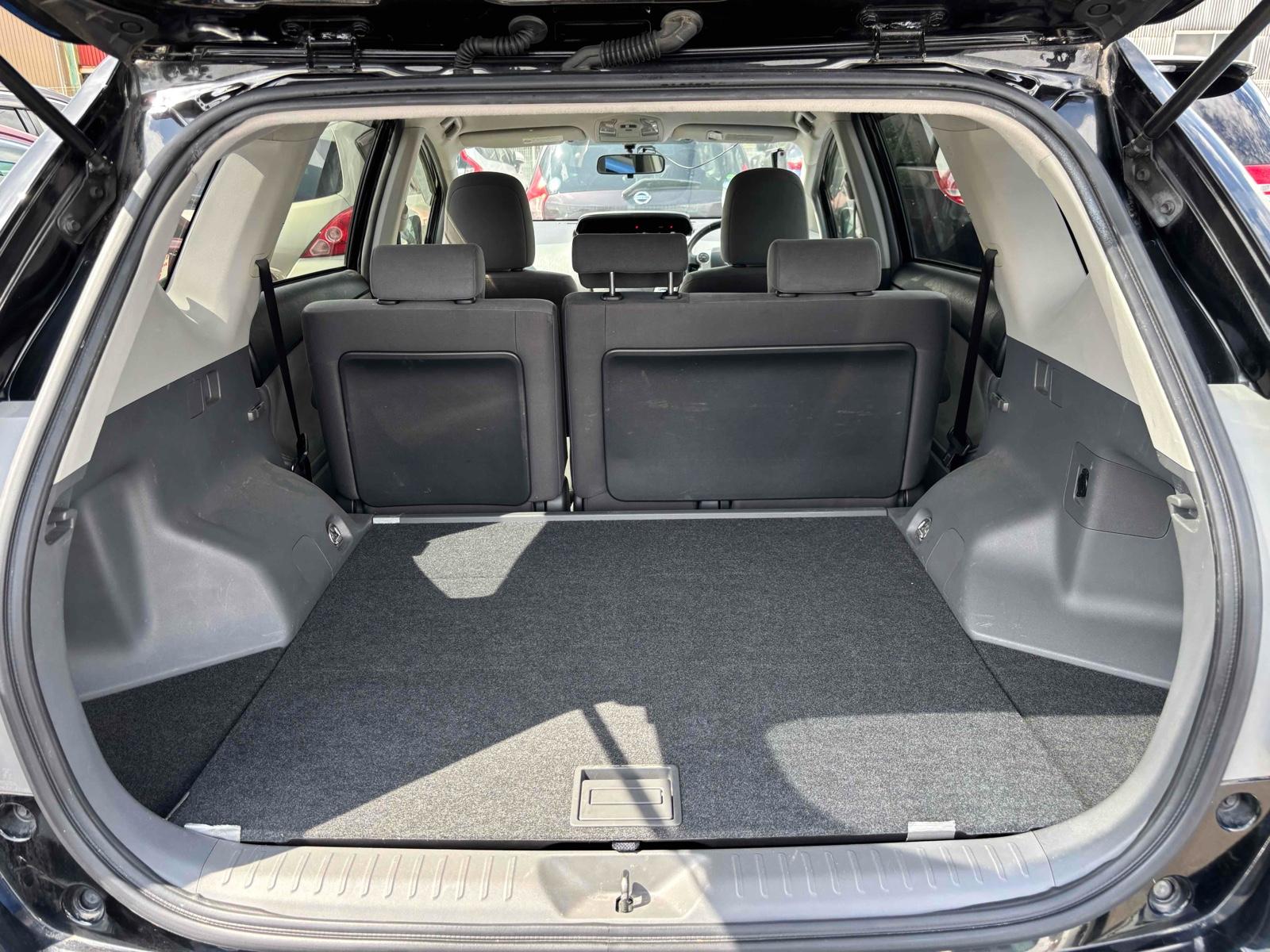 TOYOTA PRIUS ALPHA S Image 12