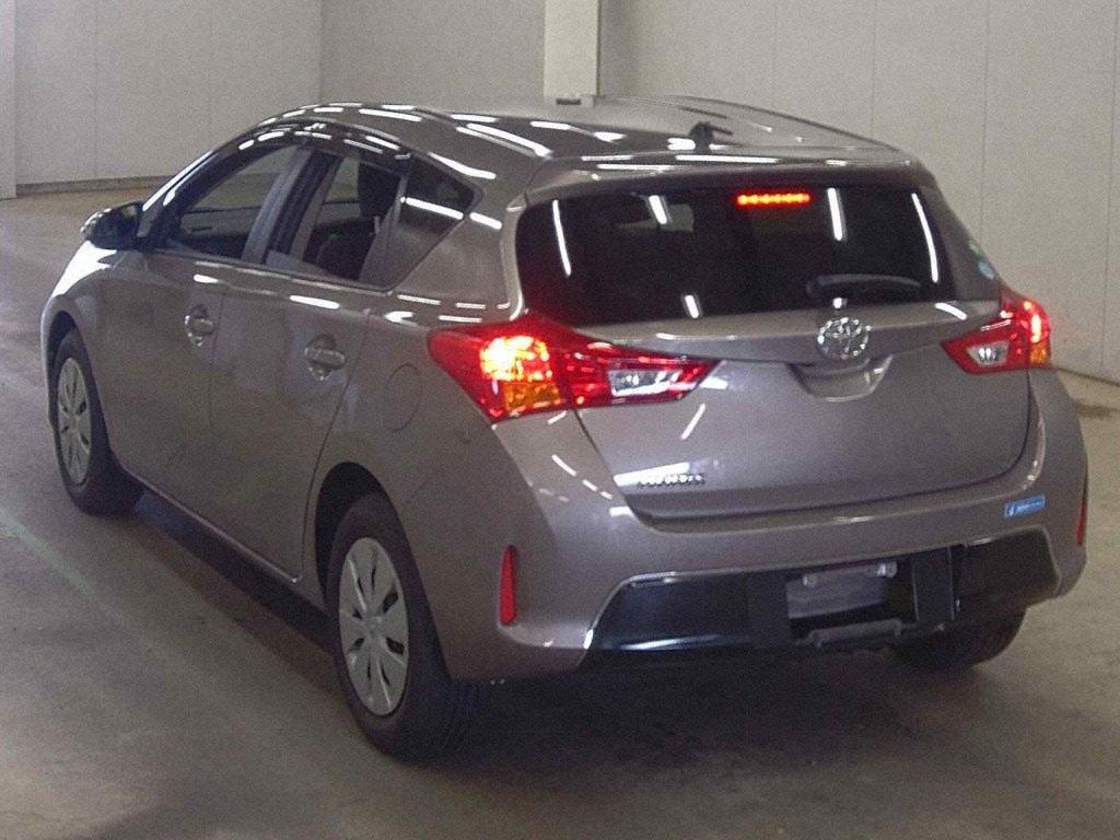 TOYOTA AURIS 150X Image 2