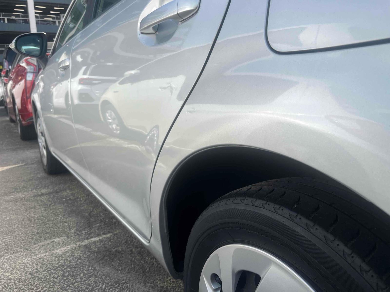 TOYOTA COROLLA AXIO HYBRID Image 10