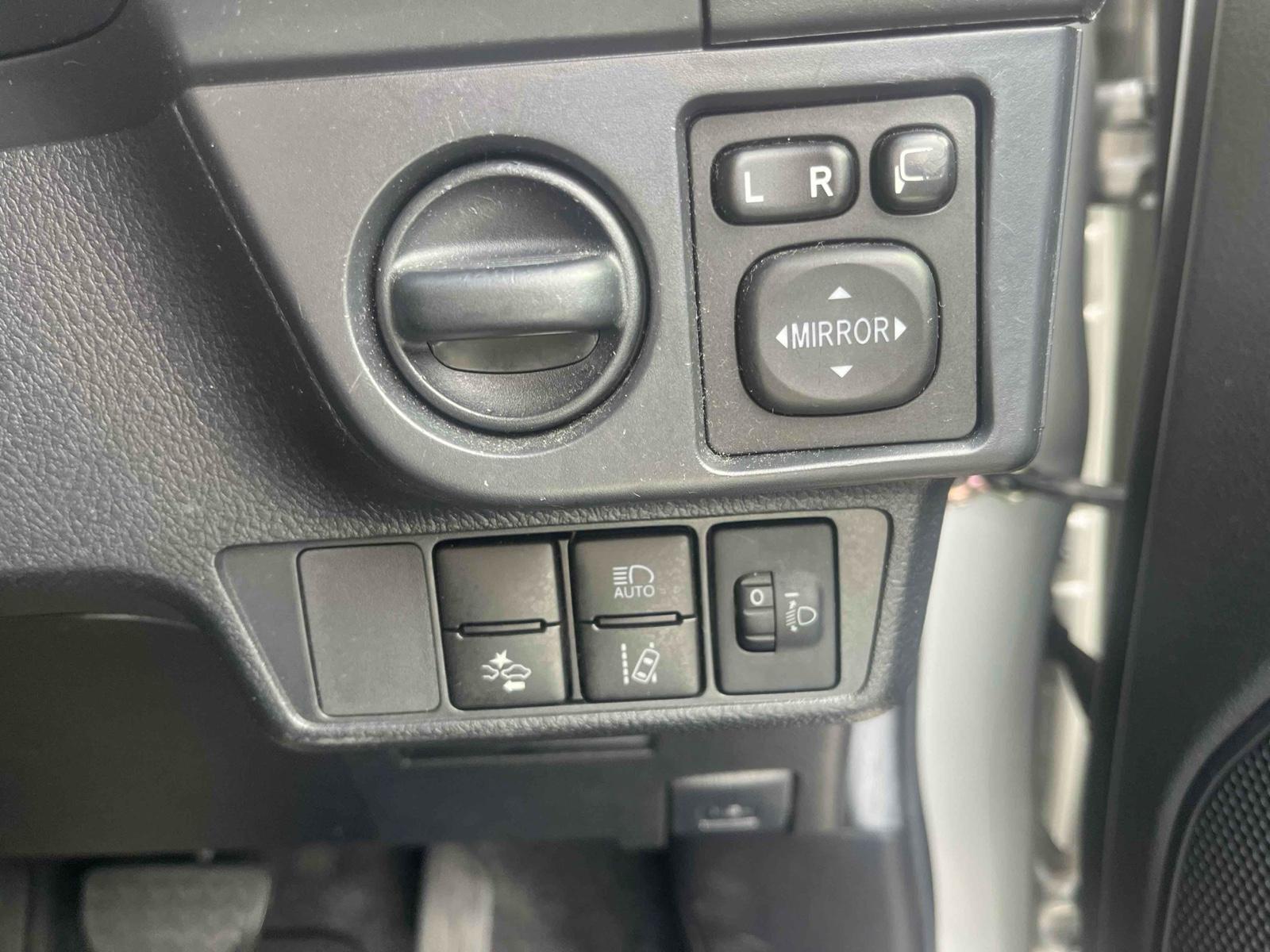 TOYOTA COROLLA AXIO HYBRID Image 7