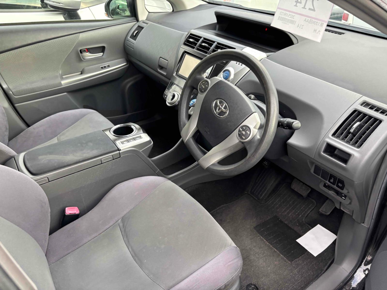 TOYOTA PRIUS ALPHA S Image 10