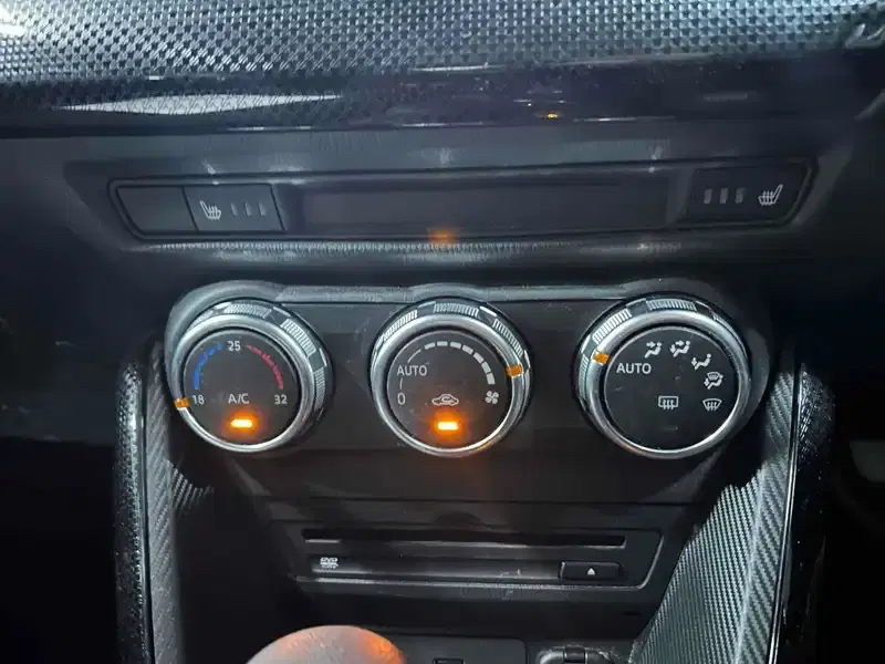MAZDA DEMIO 15S Image 17