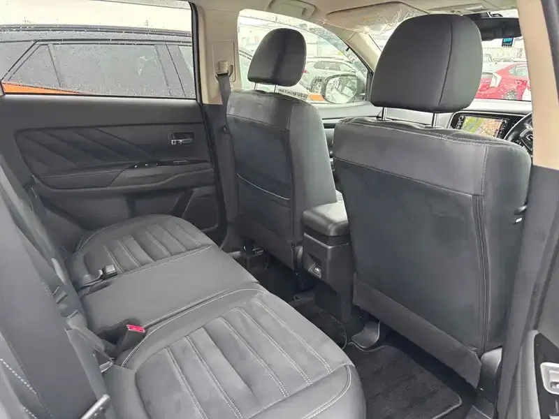 MITSUBISHI OUTLANDER PHEV 4WD G NAVI PACKAGE Image 4