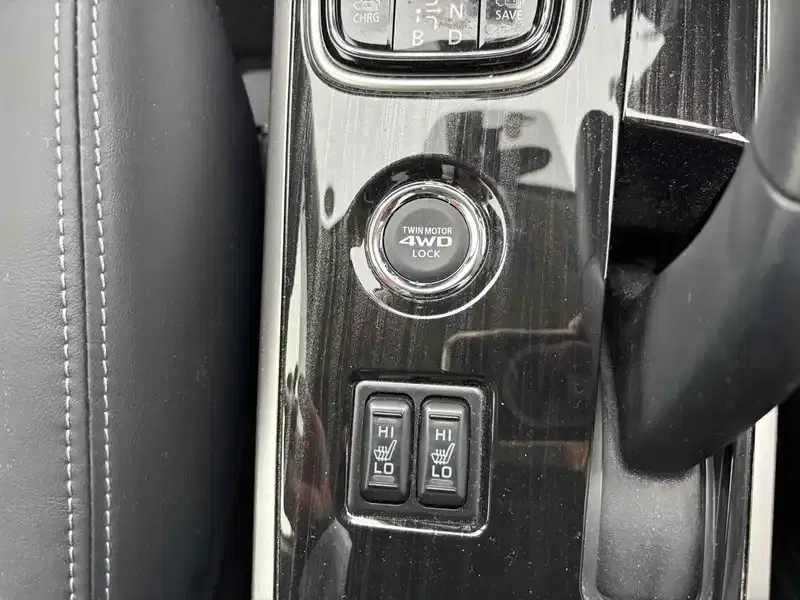 MITSUBISHI OUTLANDER PHEV 4WD G NAVI PACKAGE Image 9