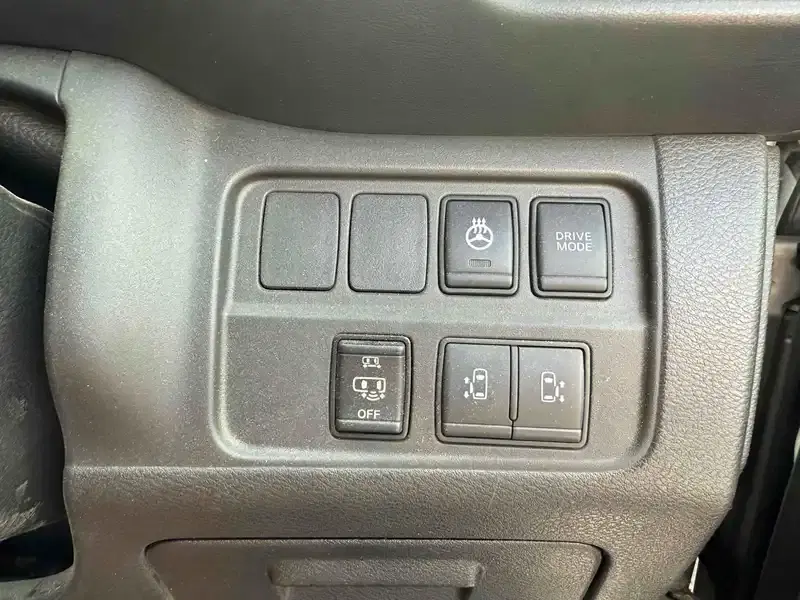 NISSAN SERENA E-POWER HIGHWAY STAR V Image 9