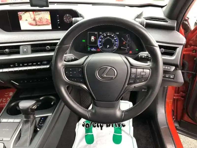 LEXUS UX UX250H VERSION L Image 8