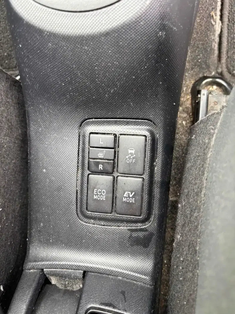 TOYOTA AQUA S Image 10