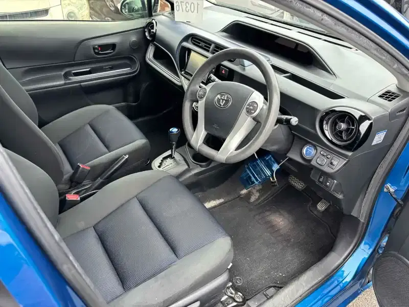 TOYOTA AQUA S Image 9