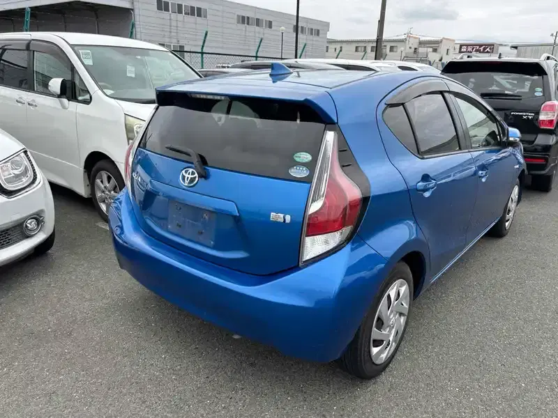 TOYOTA AQUA S Image 8