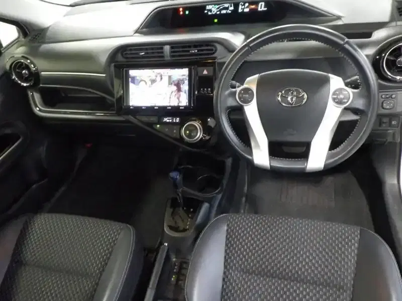 TOYOTA AQUA X-URBAN SOLID Image 3