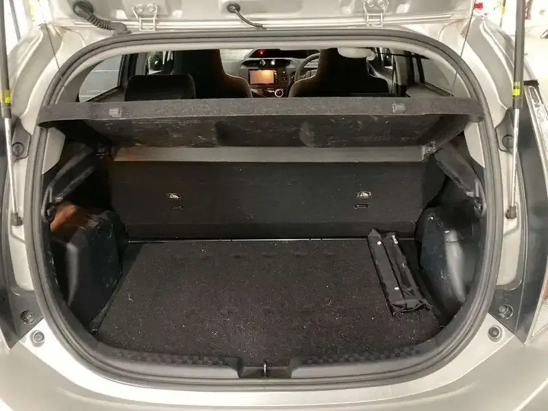 TOYOTA AQUA L Image 8