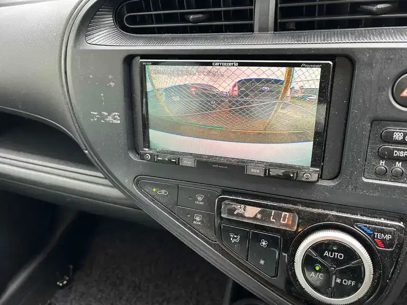 TOYOTA AQUA L Image 10
