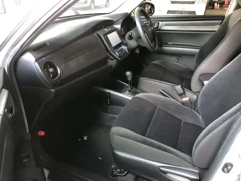 TOYOTA COROLLA AXIO HYBRID Image 9