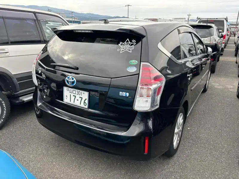 TOYOTA PRIUS ALPHA S Image 2