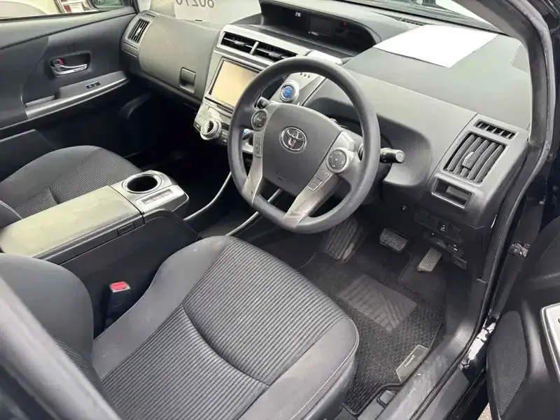 TOYOTA PRIUS ALPHA S Image 9