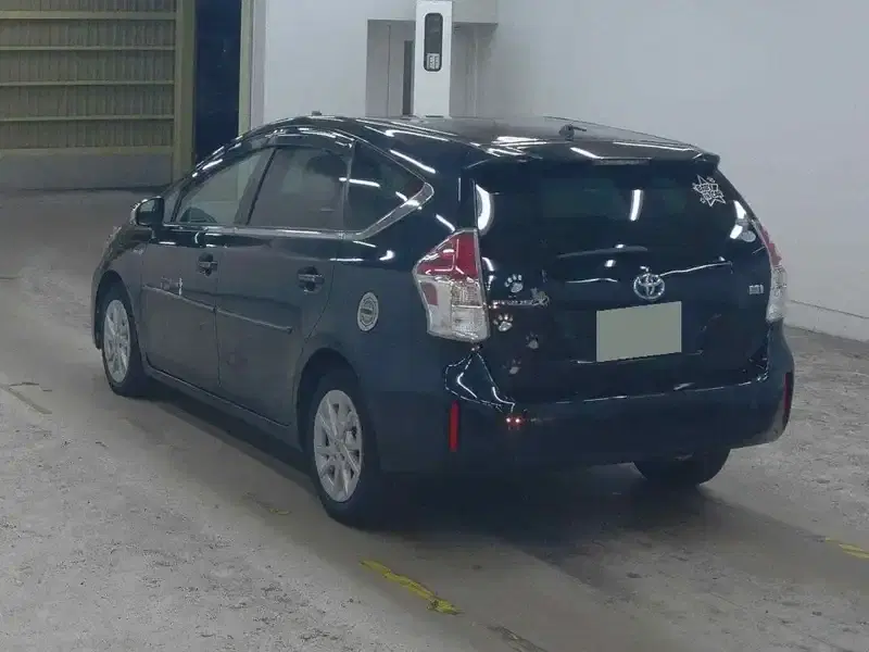 TOYOTA PRIUS ALPHA S Image 4