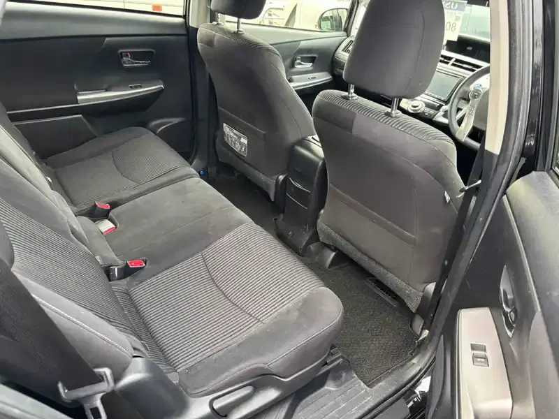 TOYOTA PRIUS ALPHA S Image 10