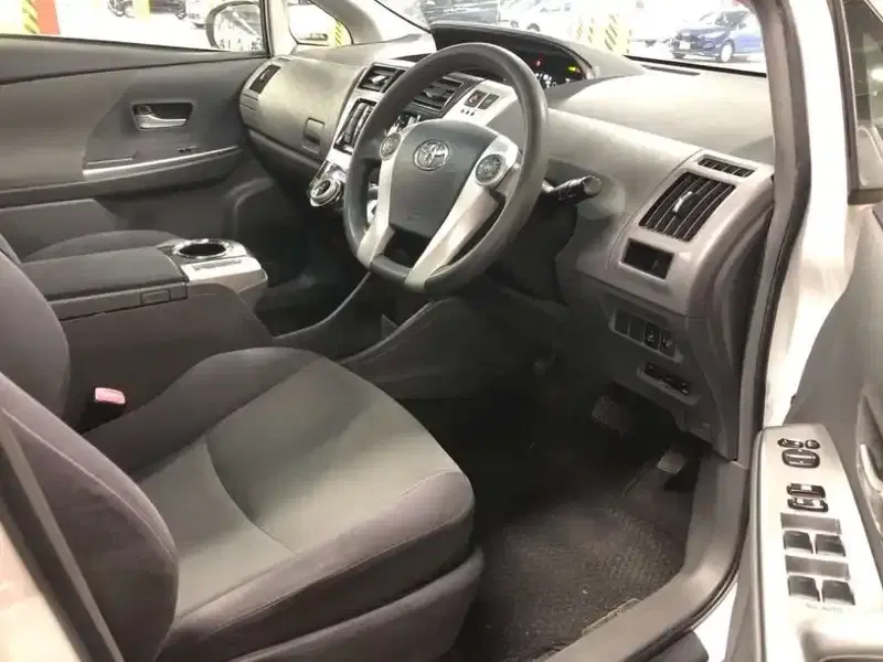TOYOTA PRIUS ALPHA S L SELECTION Image 3