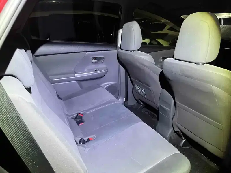 TOYOTA PRIUS ALPHA S Image 8
