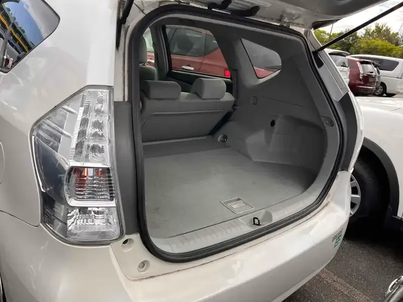 TOYOTA PRIUS ALPHA S Image 12