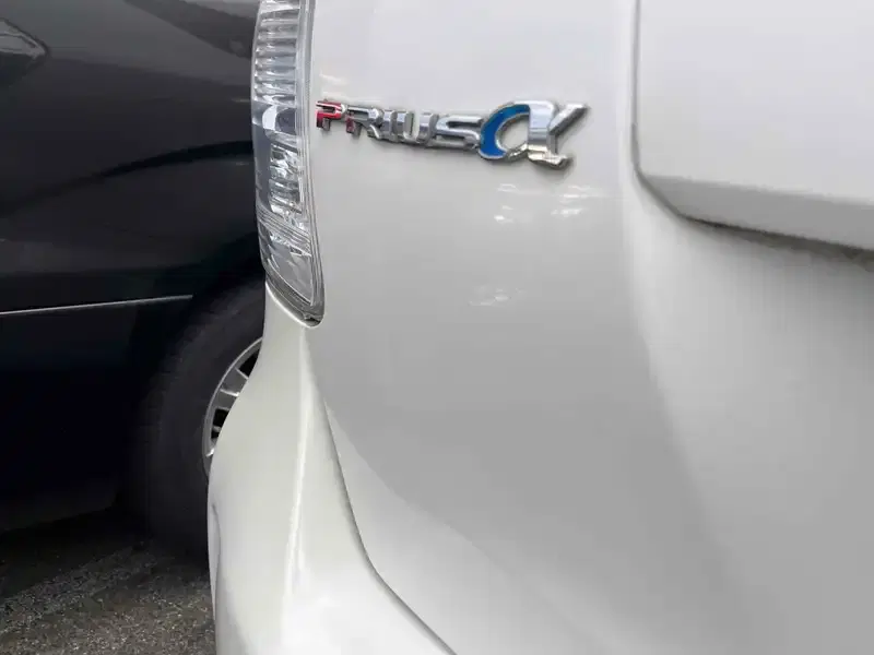 TOYOTA PRIUS ALPHA S Image 19