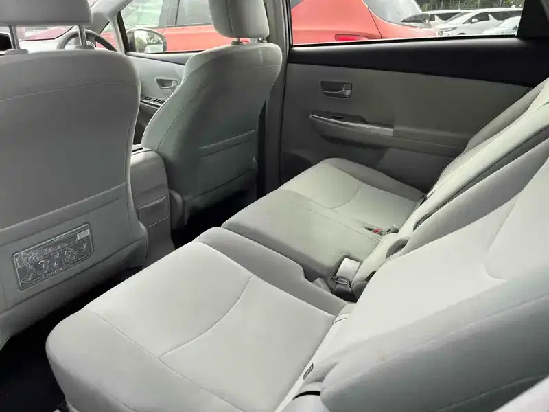 TOYOTA PRIUS ALPHA S Image 11