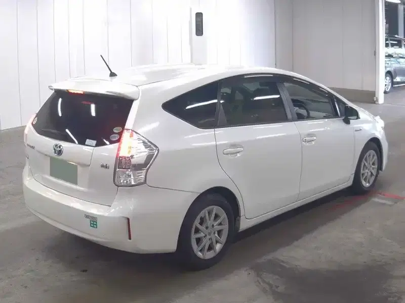 TOYOTA PRIUS ALPHA S Image 7