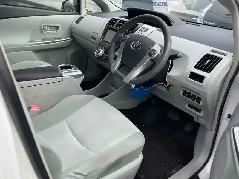TOYOTA PRIUS ALPHA S Image 9