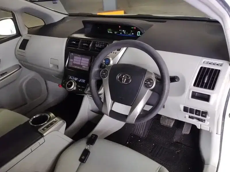 TOYOTA PRIUS ALPHA S Image 5