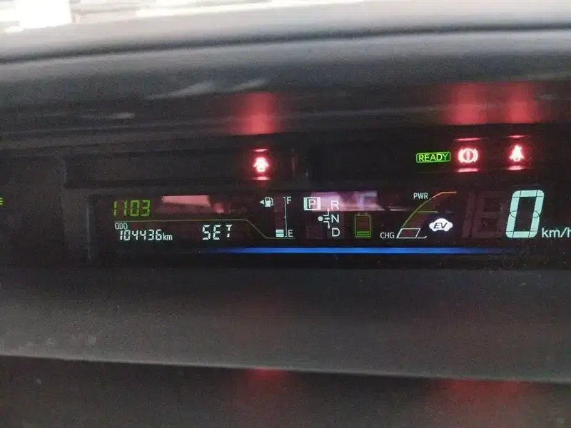 TOYOTA PRIUS ALPHA S Image 8
