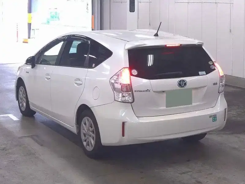 TOYOTA PRIUS ALPHA S Image 4