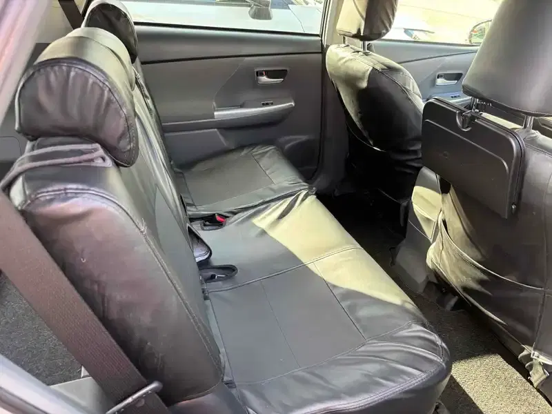 TOYOTA PRIUS ALPHA S Image 12