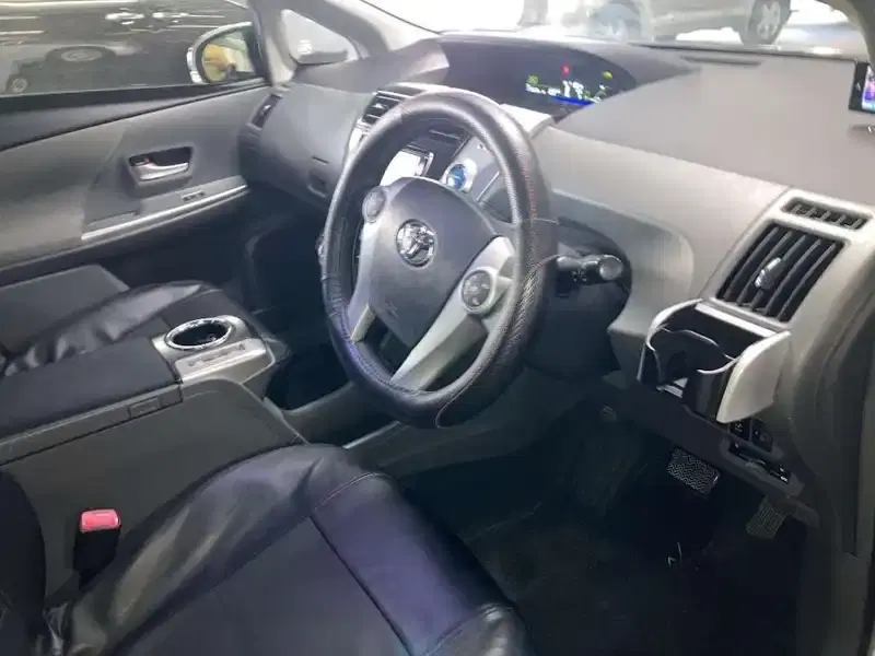 TOYOTA PRIUS ALPHA S Image 3