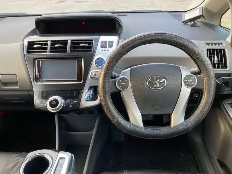 TOYOTA PRIUS ALPHA S Image 6
