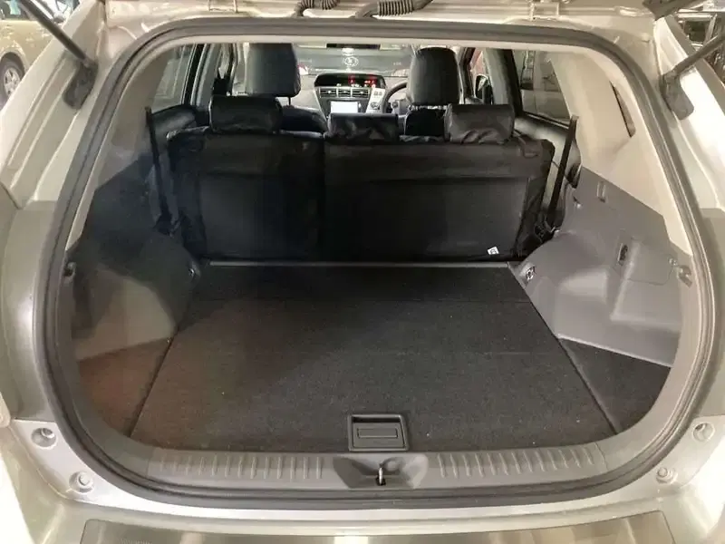 TOYOTA PRIUS ALPHA S Image 8