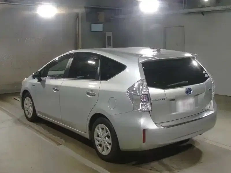 TOYOTA PRIUS ALPHA S Image 5