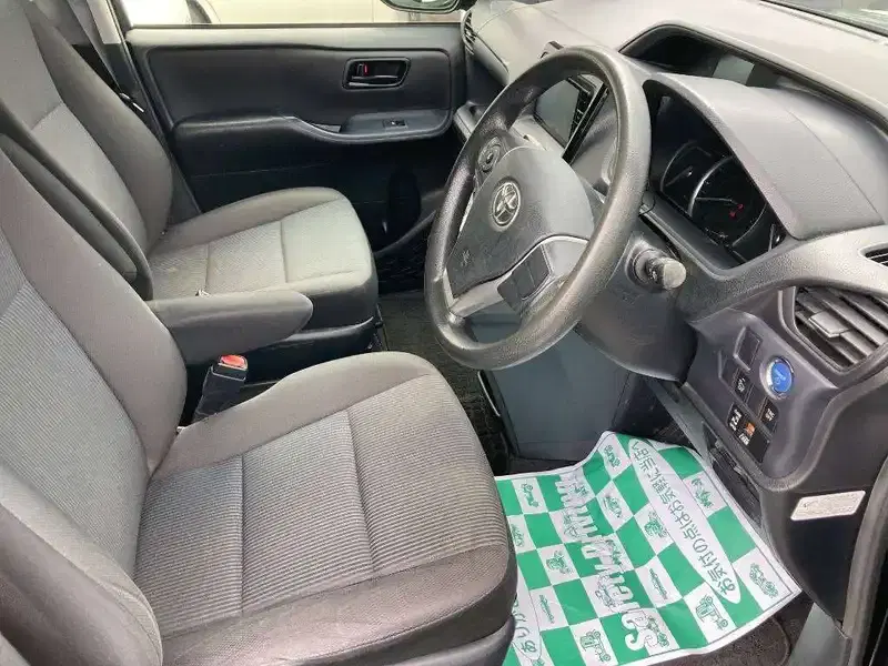 TOYOTA VOXY HYBRID X Image 5