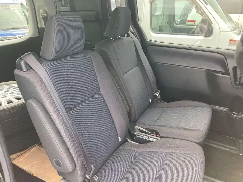 TOYOTA VOXY HYBRID X Image 9