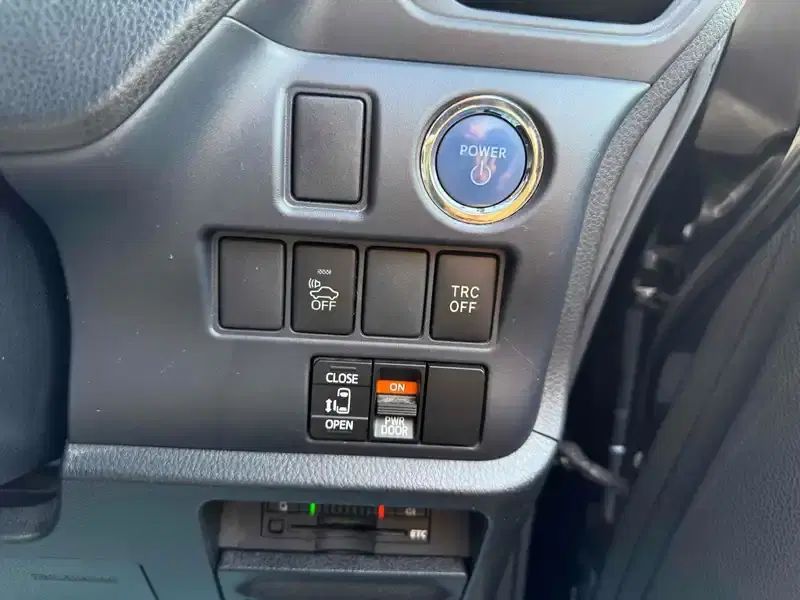 TOYOTA VOXY HYBRID X Image 12