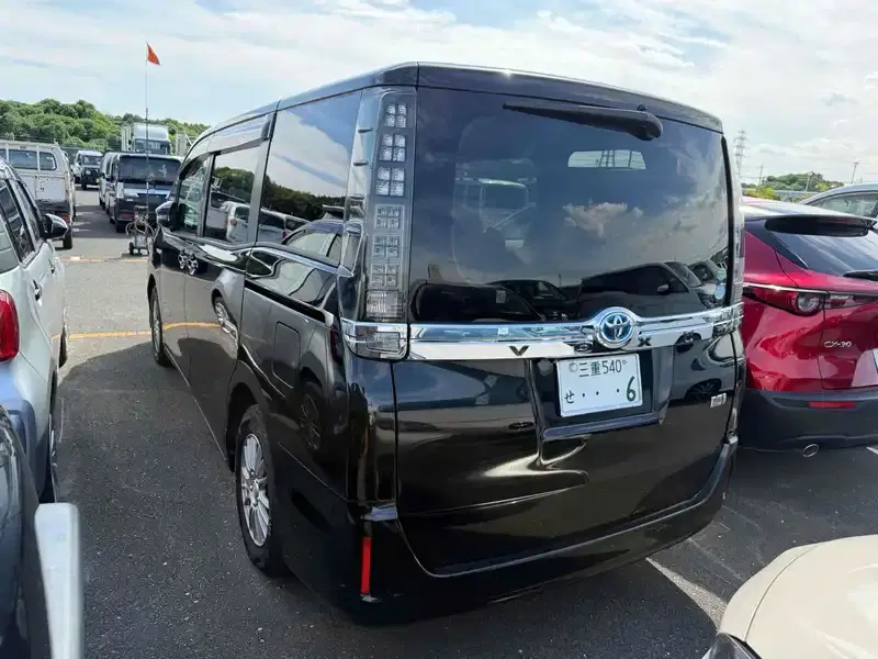 TOYOTA VOXY HYBRID X Image 2