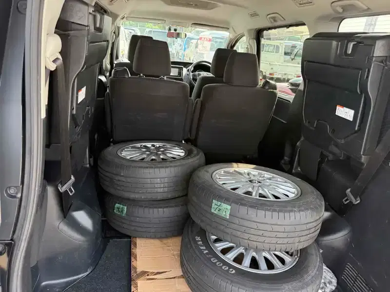 TOYOTA VOXY HYBRID X Image 17