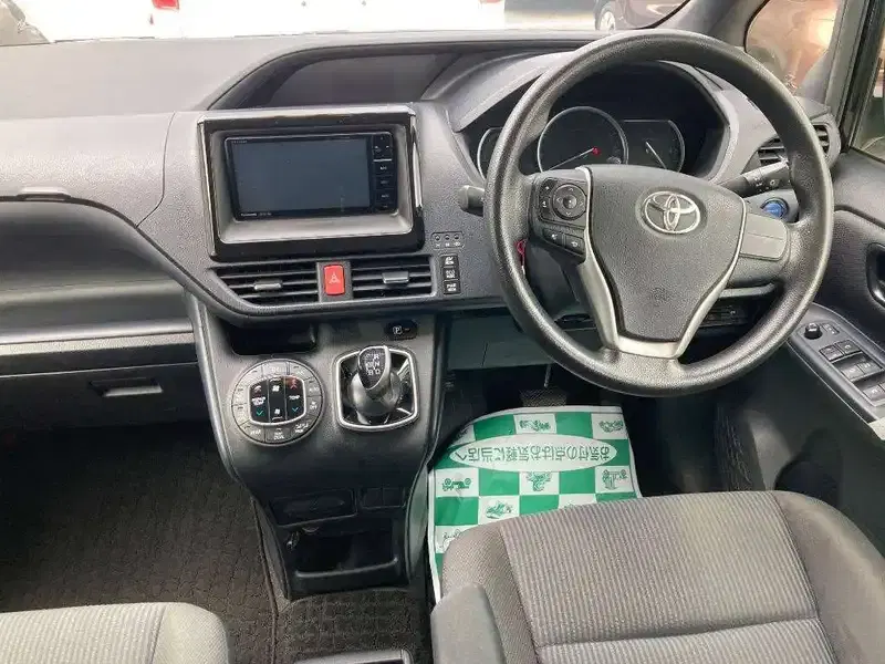 TOYOTA VOXY HYBRID X Image 8