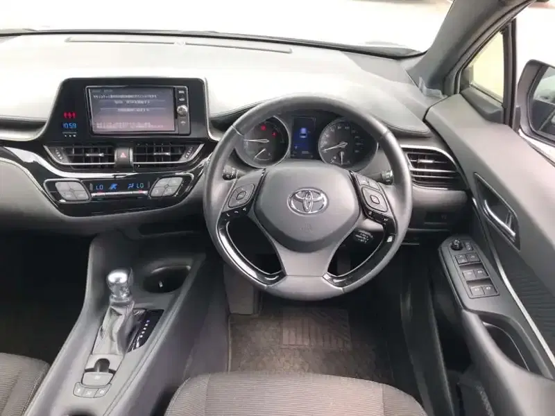 TOYOTA C-HR S Image 8