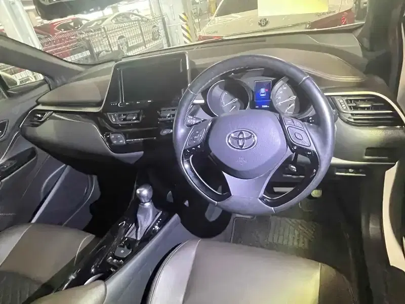 TOYOTA C-HR G Image 14